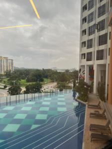 Bazén v ubytování Aisha staycation wifi big patio Putrajaya nebo v jeho okolí