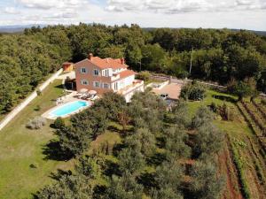 Bazén v ubytovaní Apartment in Tinjan/Istrien 38387 alebo v jeho blízkosti