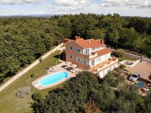 Bazén v ubytovaní Apartment in Tinjan/Istrien 38387 alebo v jeho blízkosti