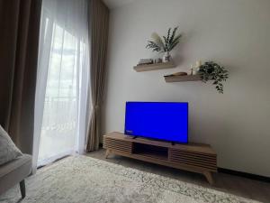 TV a/nebo společenská místnost v ubytování Aisha staycation wifi big patio Putrajaya