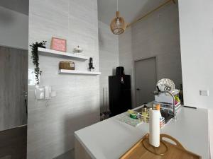 Kuchyň nebo kuchyňský kout v ubytování Aisha staycation wifi big patio Putrajaya