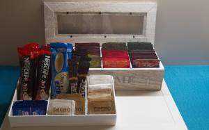 una caja blanca llena de diferentes tipos de alimentos en Cacao Rooms en Liubliana