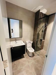een badkamer met een wastafel, een toilet en een douche bij Axon Apartment Bukit Bintang At KL in Kuala Lumpur