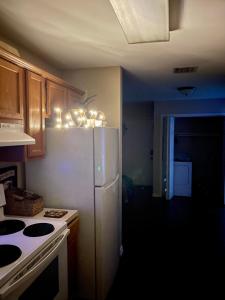 eine Küche mit einem weißen Kühlschrank und einem Herd in der Unterkunft Bayou and Beyond: The perfect stay in Monroe