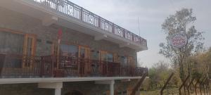 um edifício com uma varanda e uma placa em Hotel Paul villa em Bir
