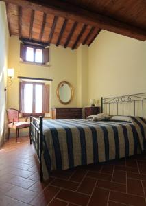 1 dormitorio con 1 cama grande en una habitación en La Terrazza sulla Val d'Orcia, en Castiglione dʼOrcia