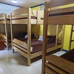 Habitación con literas en un albergue en Zenmist Properties- Backpackers Haven, en Baguio