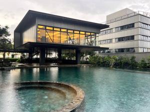 un edificio con piscina frente a un edificio en At Water, en Petaling Jaya