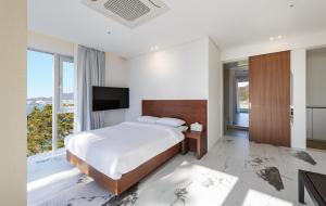 TV a/nebo společenská místnost v ubytování Latterace Resort