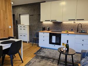 Kuchnia lub aneks kuchenny w obiekcie URBAN APARTMENTS Premium No 3, FREE PRIVATE PARKING, Self CHECK-IN