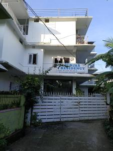 un edificio blanco con un cartel. en Punjab Residency en Port Blair