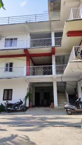 un edificio con dos motocicletas estacionadas frente a él en Punjab Residency, en Port Blair