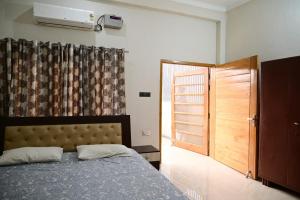 Voodi või voodid majutusasutuse Surendra Villa Home Stay toas