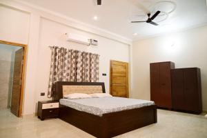 Voodi või voodid majutusasutuse Surendra Villa Home Stay toas
