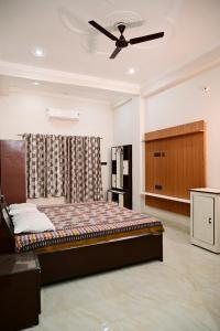 Postel nebo postele na pokoji v ubytování Surendra Villa Home Stay
