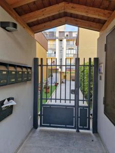 otwartą bramą z widokiem na budynek w obiekcie Appartamento Piccola Perla w mieście Cologno Monzese