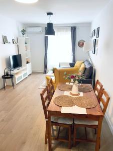 a living room with a table and a couch at Céntrico piso con parking disponible by beBalmy in Málaga
