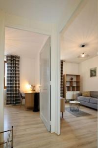 - un salon avec un canapé et un réfrigérateur dans l'établissement « Grand Verger » - parking gratuit, à Chambéry