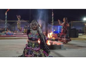dos mujeres bailando alrededor de un fuego en un circo en Dynamic Desert Camp, Kanoi, Jaisalmer en Sām