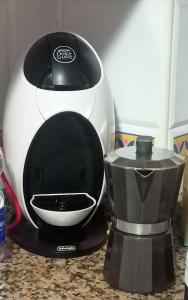 a blender sitting on a counter next to a coffee maker at Apartamento Montanejos in Montanejos