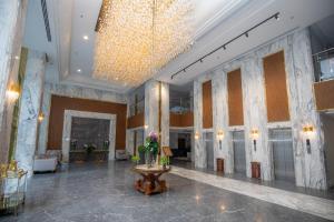 فندق ماسة المشاعر الفندقية في مكة المكرمة: لوبي فيه ثريا وطاولة فيها ورد