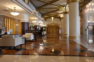 un vestíbulo de un hotel con sillas y columnas blancas en InterContinental Jeddah, an IHG Hotel en Yeda