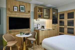 een hotelkamer met een bed en een tafel en stoelen bij master St. Paul's in Londen