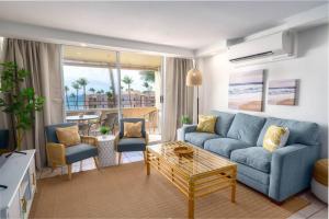 un soggiorno con divano blu e tavolo di Spacious Oceanfront — Big Views — Remodeled 2022 a Wailuku
