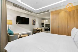 ein Hotelzimmer mit einem Bett und einem Wohnzimmer in der Unterkunft Keysplease Modern Studio Near Beach, Murjan JBR 606 in Dubai