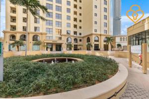 einen Innenhof vor einem großen Gebäude mit einem Brunnen in der Unterkunft Keysplease Modern Studio Near Beach, Murjan JBR 606 in Dubai