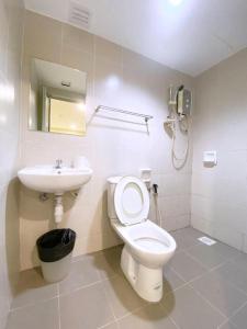 ein Bad mit einem WC und einem Waschbecken in der Unterkunft Your Hotel Klang in Klang