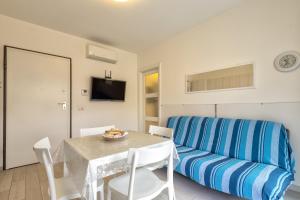 a living room with a table and a couch at Villafranca in Alghero