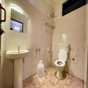 bagno con servizi igienici e lavandino di The royal galaxy & Resort a Bedla