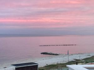 a view of the beach with a pink sky at HOME24 in Fossacesia +6 photos