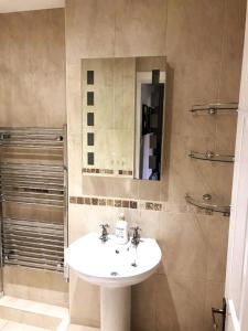a bathroom with a sink and a mirror at Beautiful holiday flat in Alnwick in Alnwick +5 photos