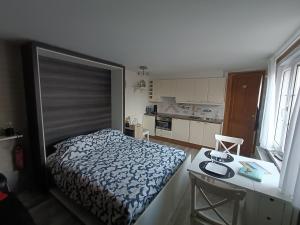 Habitación pequeña con cama y escritorio con mesa. en Appartement Wenduine, en De Haan