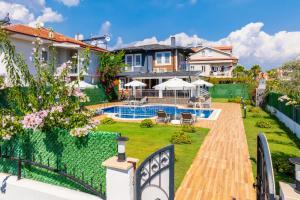 a house with a yard with a swimming pool at Villa Delfin in Ortaca