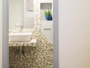 La salle de bains est pourvue d'un lavabo et d'un miroir. dans l'établissement I Tetti Napoli, à Naples