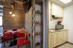 Кухня или мини-кухня в Casa Vacanza Comelico Dolomiti Appartamento Comfortspace
