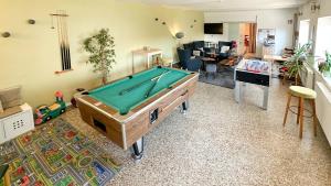 Biliár nebo kulečník v ubytování Gästehaus Lanthaler