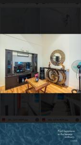 een woonkamer met een tafel en een spiegel bij The Peacock Oasis in Ozamis