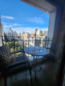 einen Balkon mit einem Tisch und Stühlen sowie Aussicht in der Unterkunft Q Hotel in Beirut