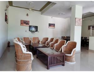 a waiting room with chairs and a table and a tv at Hotel Ranthambhore Palace, Sawai Madhopur, RJ in Sawāi Mādhopur