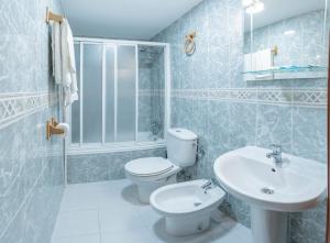 a bathroom with a toilet and a sink at Hostal Julio Cesar in La Virgen del Camino