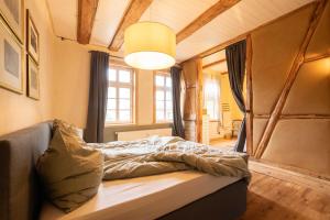 a bed in a room with a large window at Kutscherstube Gutshof Fürstenberg in Fürstenberg