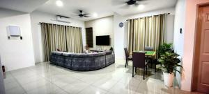 una gran sala de estar con una gran bañera en el centro en 19pax Ipoh Semi-D W Shared Pool Table & Karaoke ISD03 R, en Ipoh