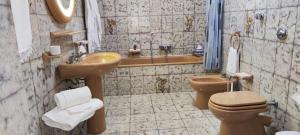 y baño con aseo y lavamanos. en Panoramico WiFi TV Centro Storico, en Casteldaccia