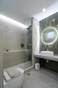 克桑西的住宿－INOHO Fern Apartment，带淋浴、卫生间和盥洗盆的浴室