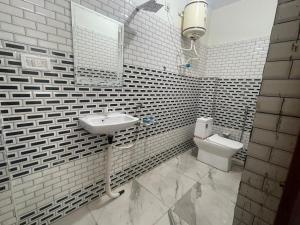 Koupelna v ubytování SHREE JEE HOME STAY