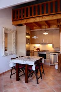 Apartament Casa Gerdera في ريالب: مطبخ مع طاولة وكراسي في غرفة